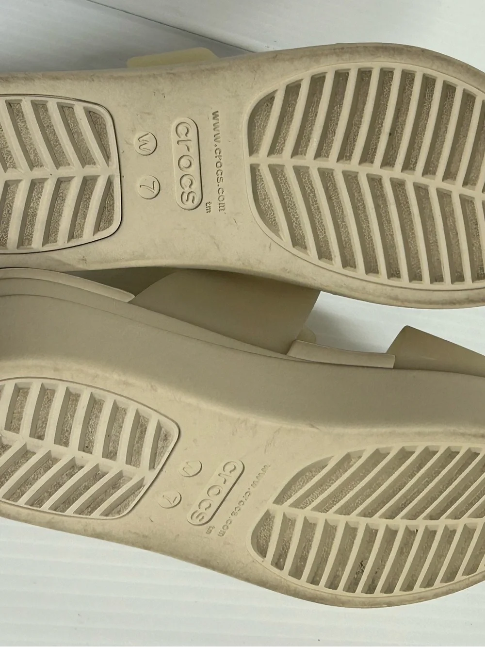 CROCS BROOKLYN BUCKLE LOW WEDGE SLIP ON SANDALS SANDSTONE SZ 7